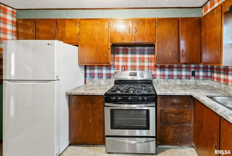 Tiny photo for 721 W WHITTAKER Street, Salem, IL 62881 (MLS # EB459857)