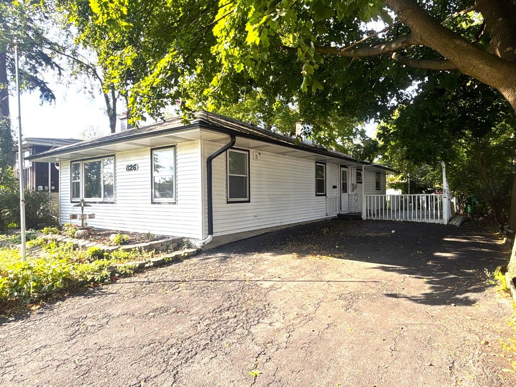 Photo for 826 S Main Street, Lombard, IL 60148 (MLS # 12498627)