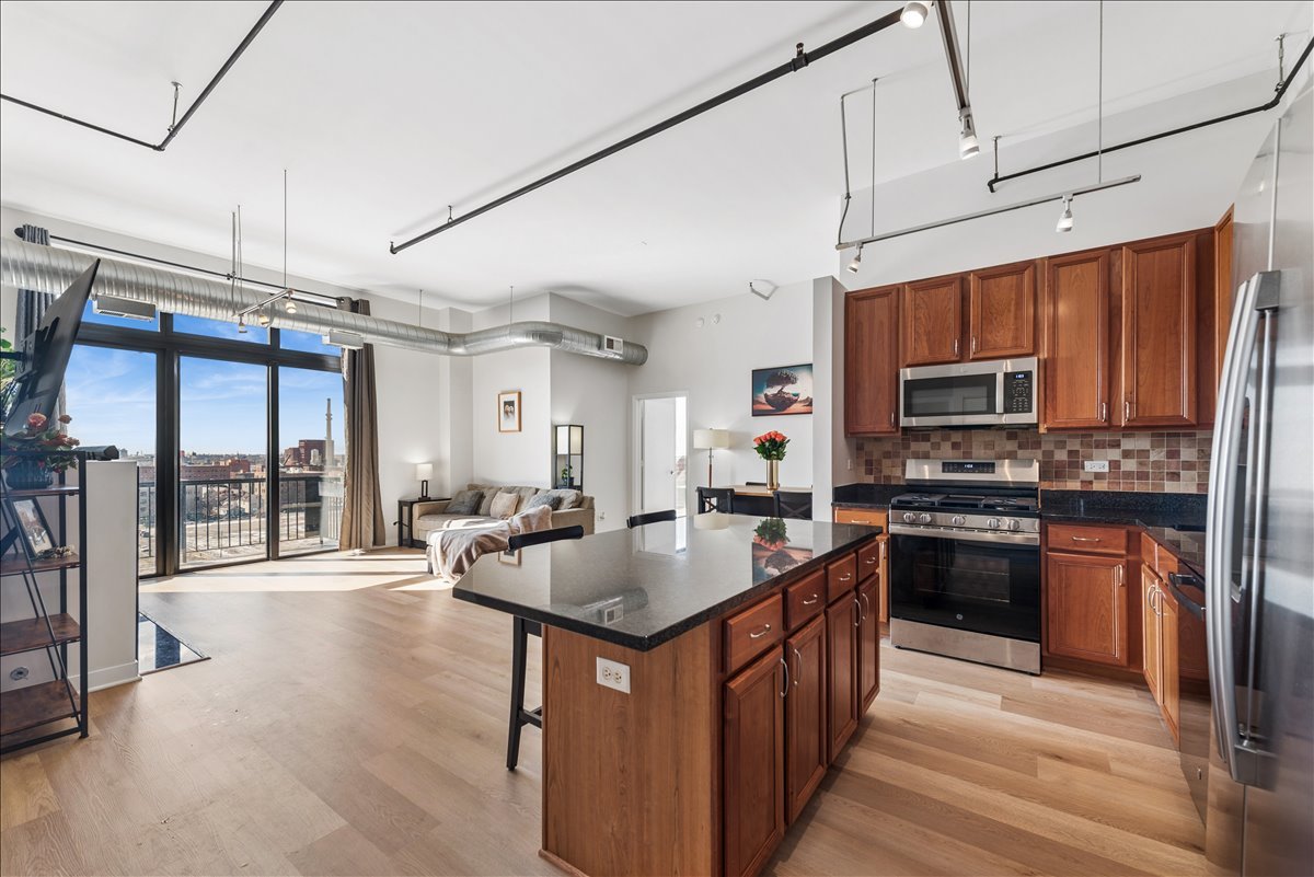 833 W 15th Place 907