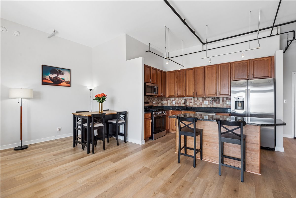 833 W 15th Place 907