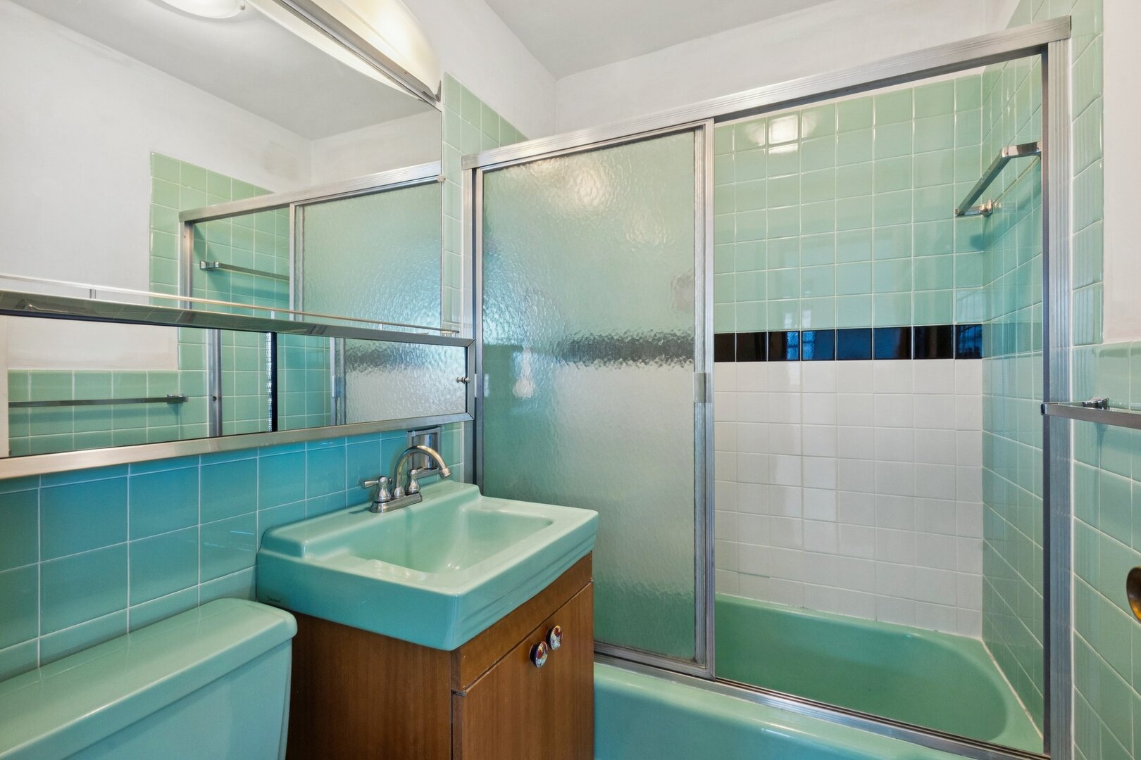 Chicago, Illinois 60660, United States, 1 Bedroom Bedrooms, ,2 BathroomsBathrooms,Residential,Active,233772