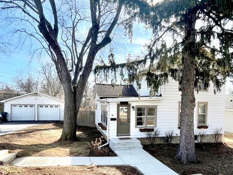 Photo of 634 E 5th Avenue, Naperville, IL 60563 (MLS # 12581986)