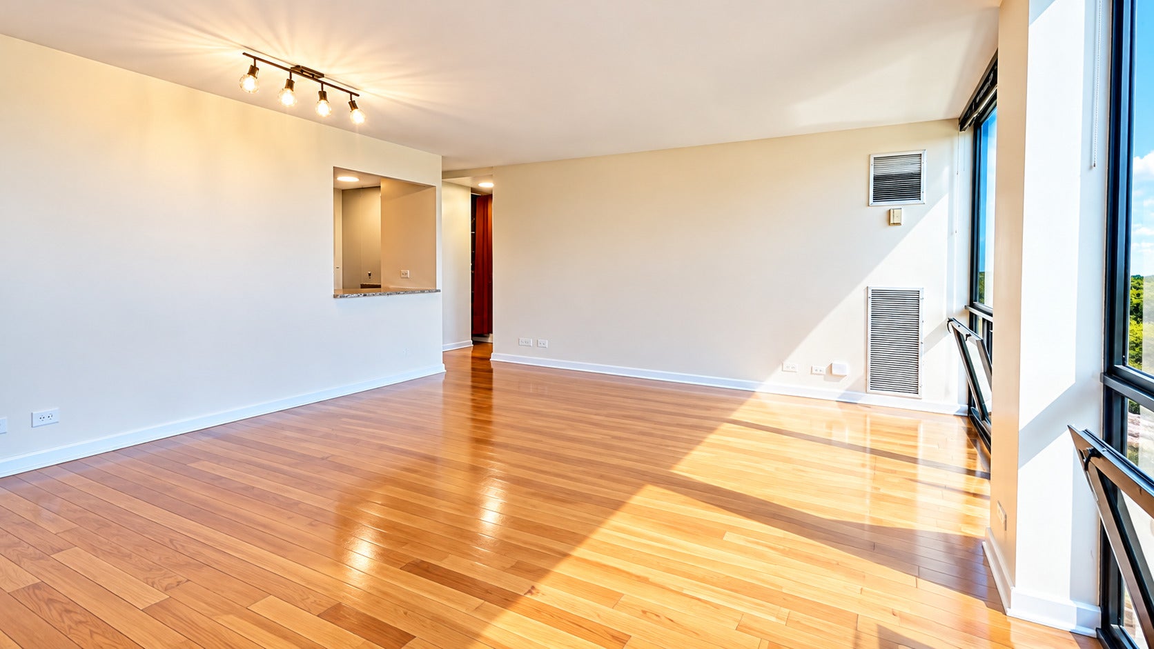 4343 N CLARENDON Avenue 812