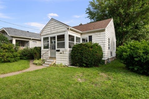 Tiny photo for 2423 W Locust Street, Davenport, IA 52804 (MLS # 12692070)