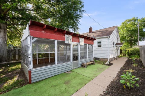 Tiny photo for 2423 W Locust Street, Davenport, IA 52804 (MLS # 12692070)