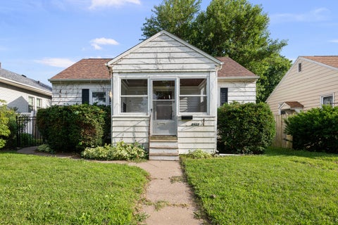 Photo of 2423 W Locust Street, Davenport, IA 52804 (MLS # 12692070)