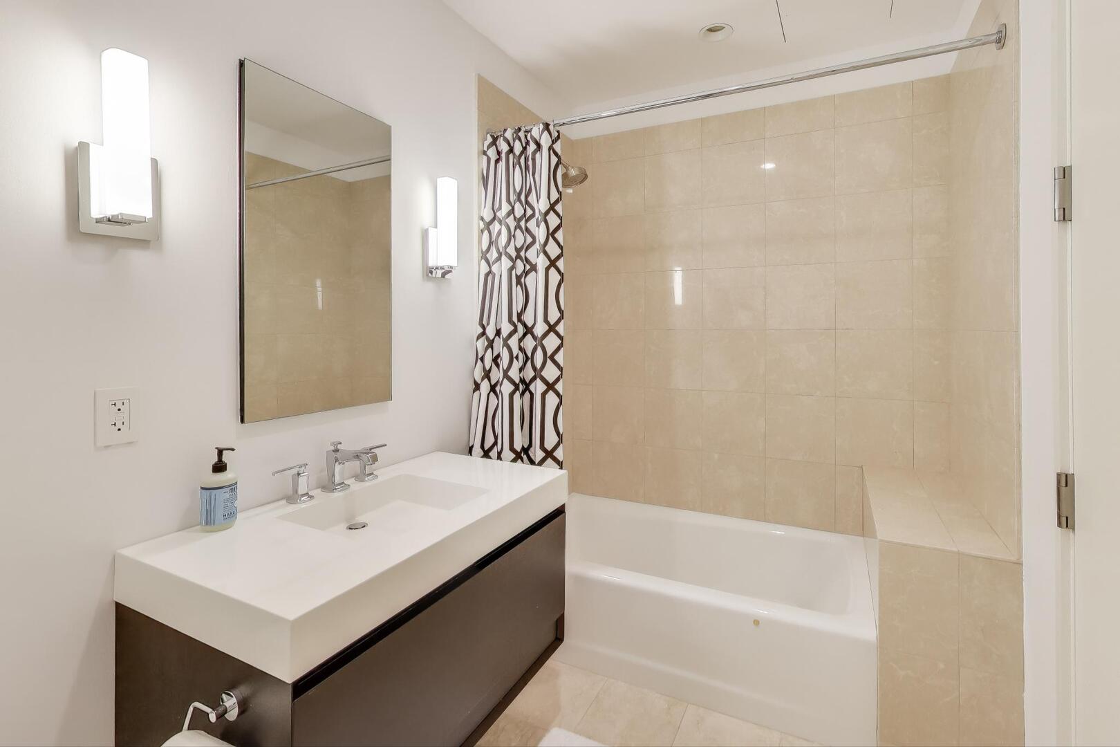 Chicago, Illinois 60611, United States, 3 Bedrooms Bedrooms, ,4 BathroomsBathrooms,Residential,Active,223958