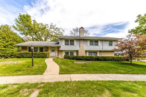 168 BLUEBERRY Road Libertyville IL 60048