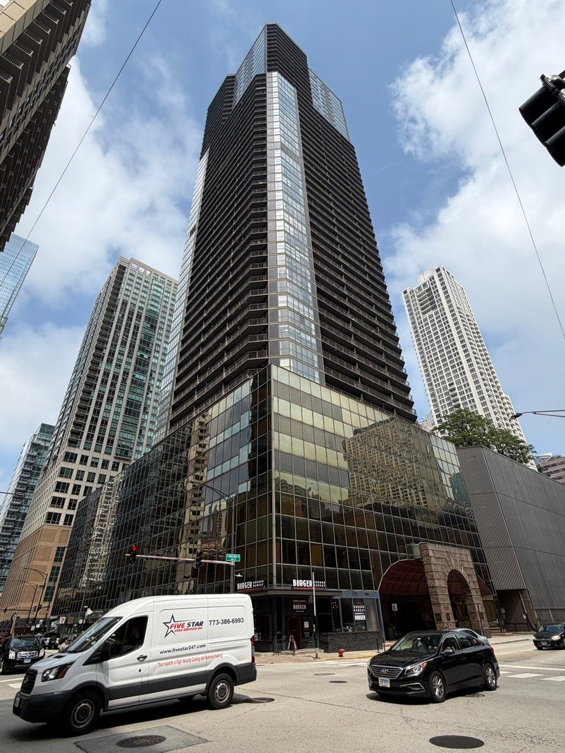 10 E Ontario Street 3608