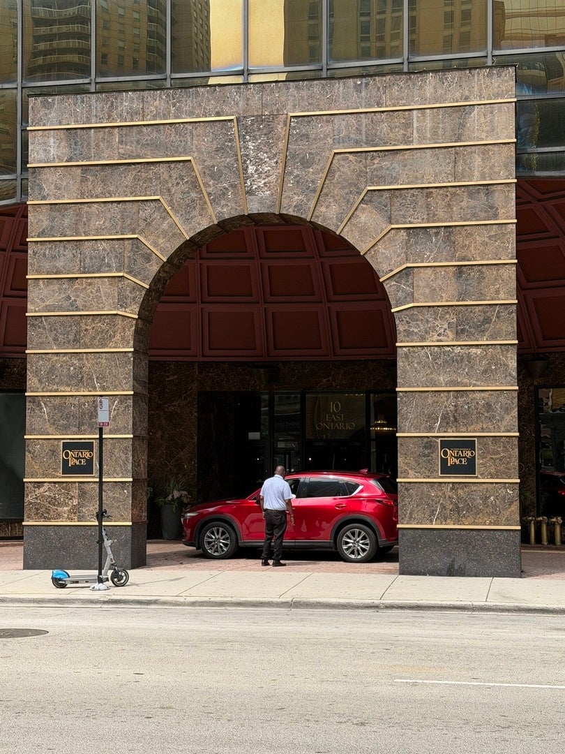 10 E Ontario Street 3608