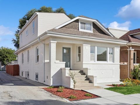 Photo of 5542 W Byron Street, Chicago, IL 60641 (MLS # 12490920)