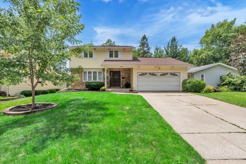 Photo of 2308 Queens Court, Bettendorf, IA 52722 (MLS # 12692326)