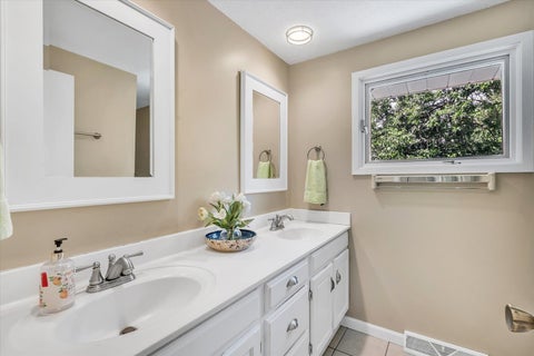 Tiny photo for 2308 Queens Court, Bettendorf, IA 52722 (MLS # 12692326)