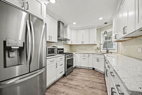 Tiny photo for 850 Spring Creek Court, Elk Grove Village, IL 60007 (MLS # 12620878)