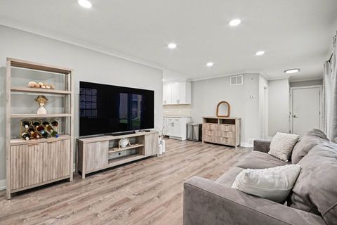 Tiny photo for 850 Spring Creek Court, Elk Grove Village, IL 60007 (MLS # 12620878)