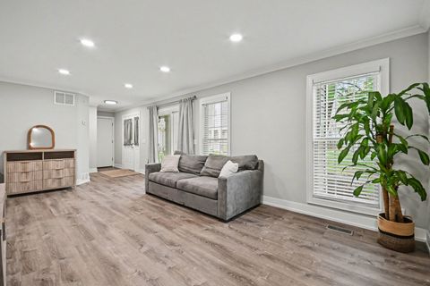 Tiny photo for 850 Spring Creek Court, Elk Grove Village, IL 60007 (MLS # 12620878)