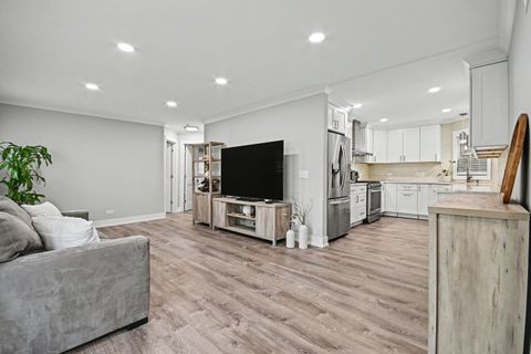 Tiny photo for 850 Spring Creek Court, Elk Grove Village, IL 60007 (MLS # 12620878)