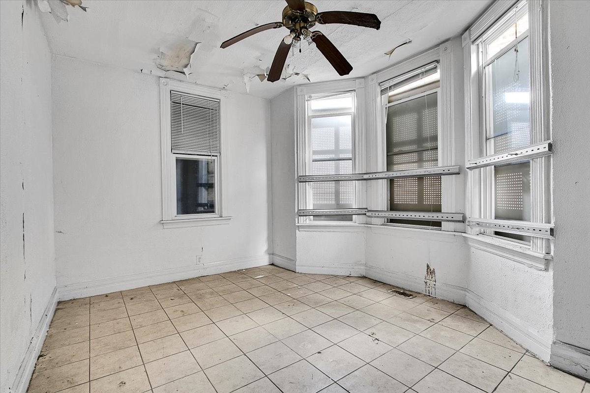 912 W 87th Street
