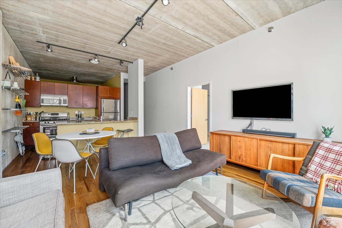 630 N FRANKLIN Street 405