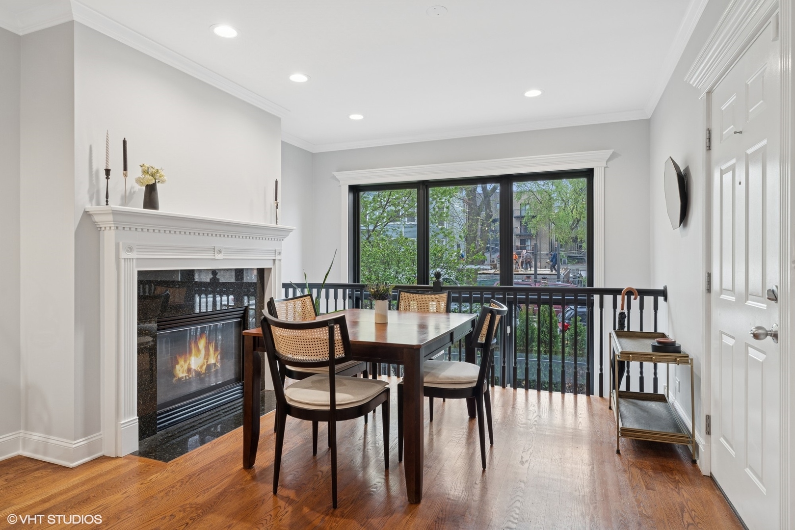 821 W ALDINE Avenue 1