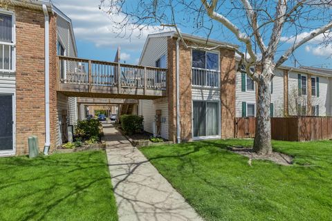 Photo of 1981 Kenilworth Circle #G, Hoffman Estates, IL 60169 (MLS # 12618200)