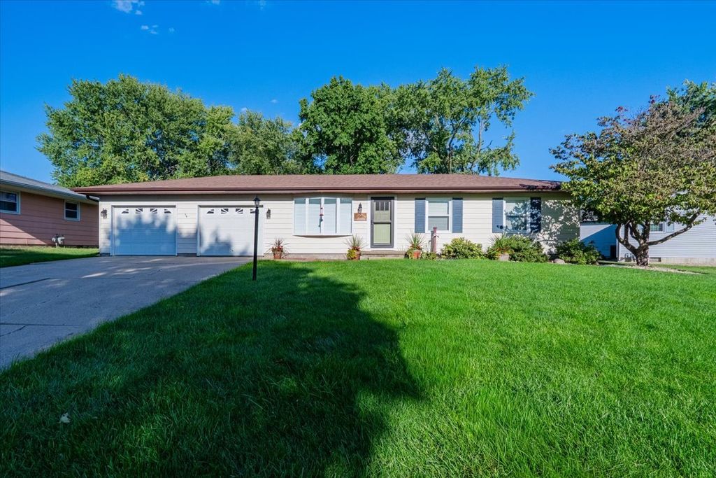 Photo for 16 Holly Drive, Clinton, IL 61727 (MLS # 12480035)