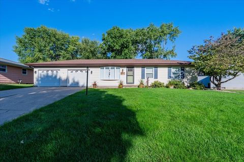 Photo of 16 Holly Drive, Clinton, IL 61727 (MLS # 12480035) Photo of 16 Holly Drive, Clinton, IL 61727 (MLS # 12480035)