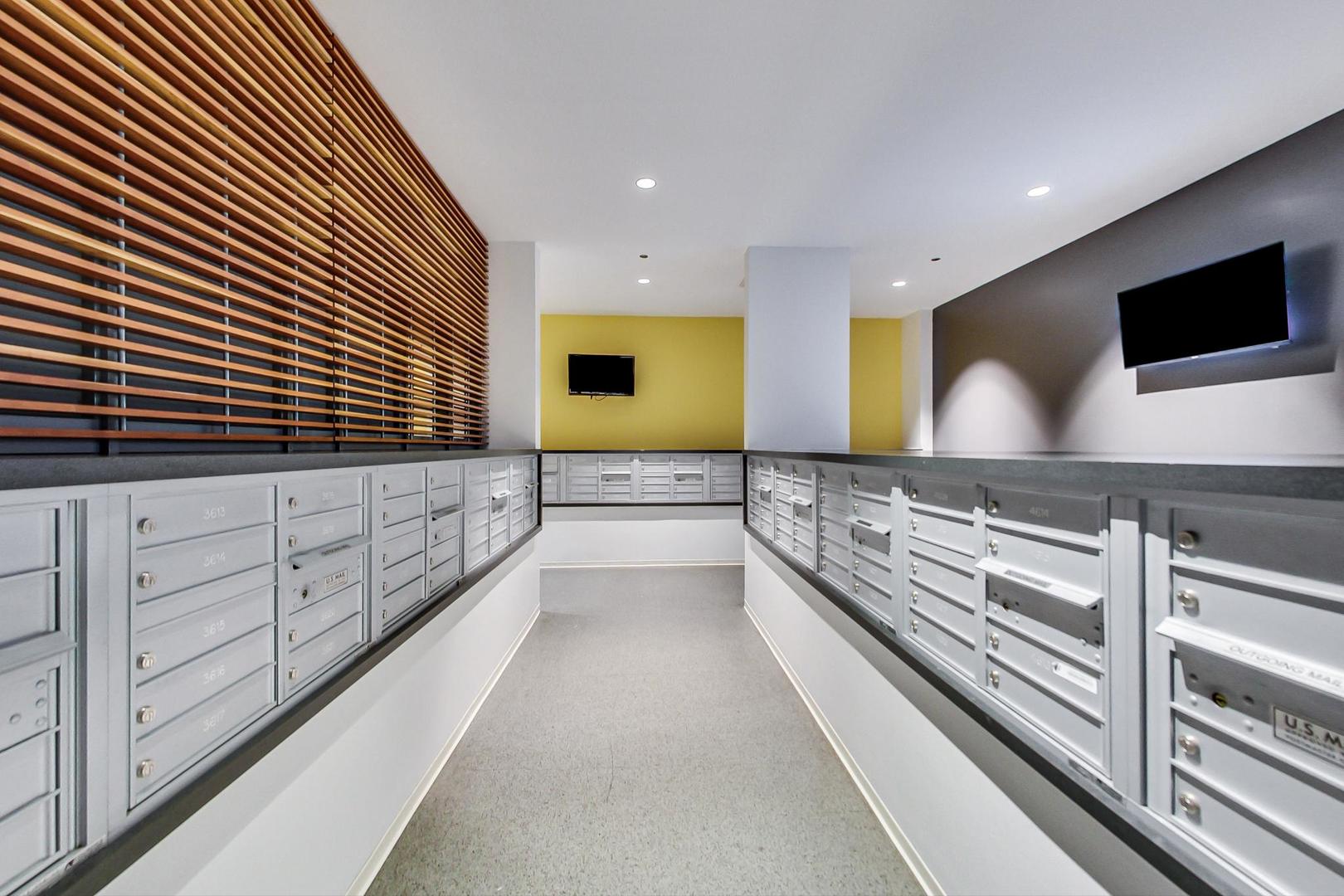 235 W VAN BUREN Street 3414