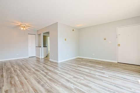 Tiny photo for 210 KLEIN CREEK Court #5E, Carol Stream, IL 60188 (MLS # 12712046)