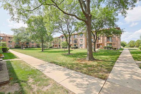 Tiny photo for 210 KLEIN CREEK Court #5E, Carol Stream, IL 60188 (MLS # 12712046)