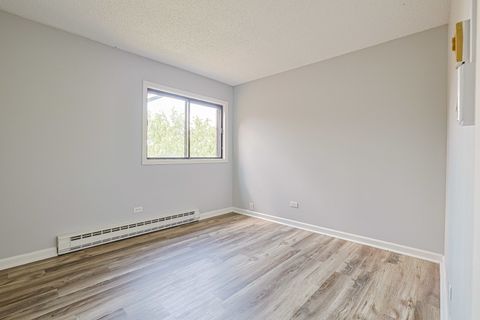 Tiny photo for 210 KLEIN CREEK Court #5E, Carol Stream, IL 60188 (MLS # 12712046)
