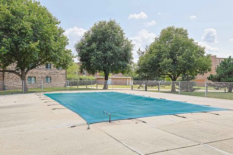 Tiny photo for 210 KLEIN CREEK Court #5E, Carol Stream, IL 60188 (MLS # 12712046)