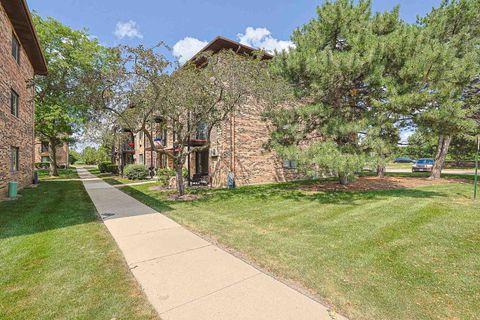 Tiny photo for 210 KLEIN CREEK Court #5E, Carol Stream, IL 60188 (MLS # 12712046)