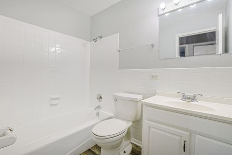 Tiny photo for 210 KLEIN CREEK Court #5E, Carol Stream, IL 60188 (MLS # 12712046)