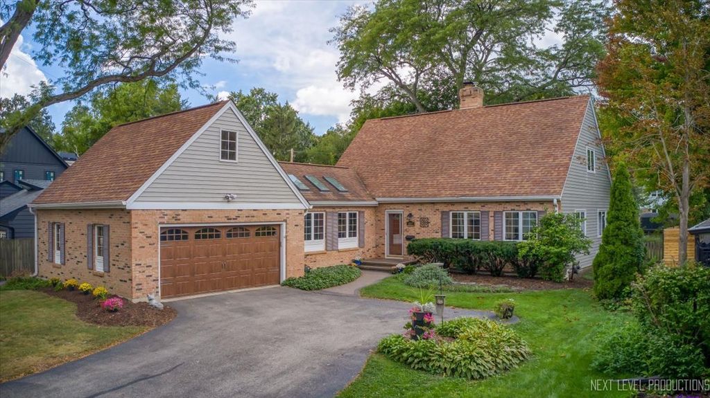 Photo for 1015 S 6th Street, St. Charles, IL 60174 (MLS # 12480575)