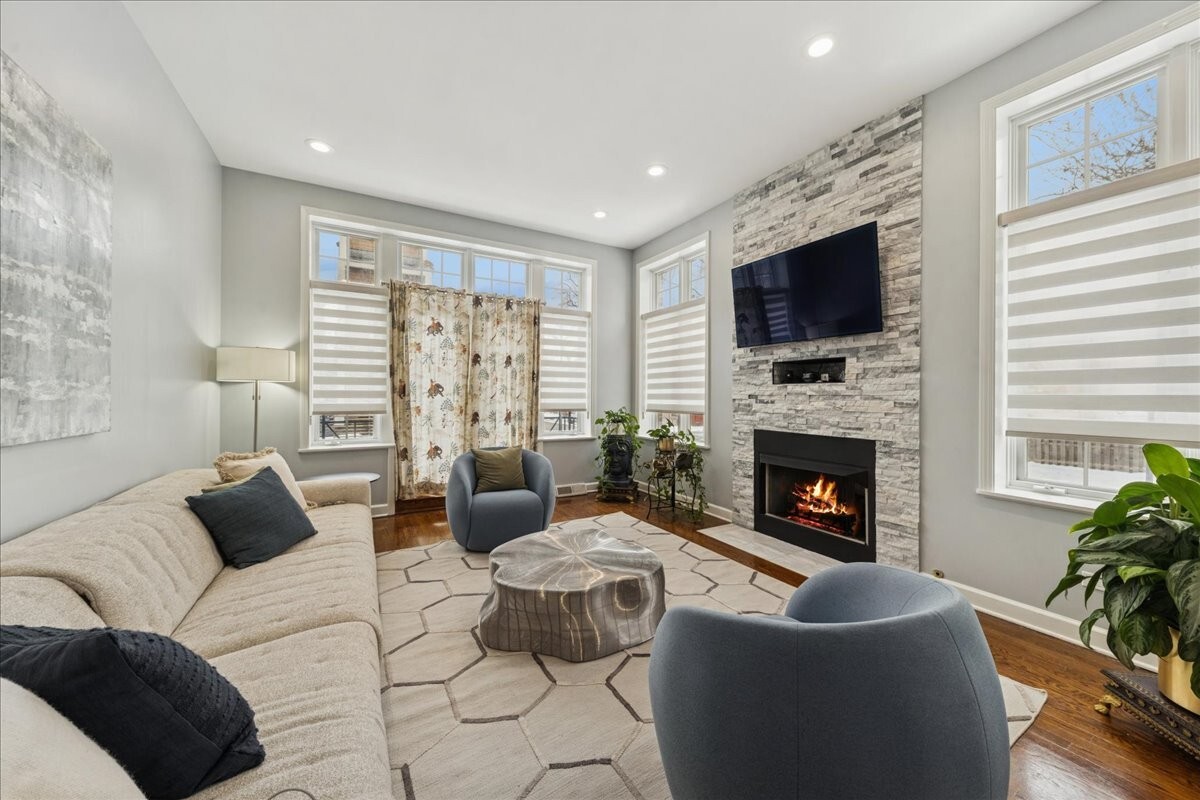 1901 W Armitage Avenue 1E