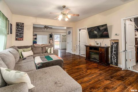 Tiny photo for 2018 CLARKE Street, Murphysboro, IL 62966 (MLS # EB460579)