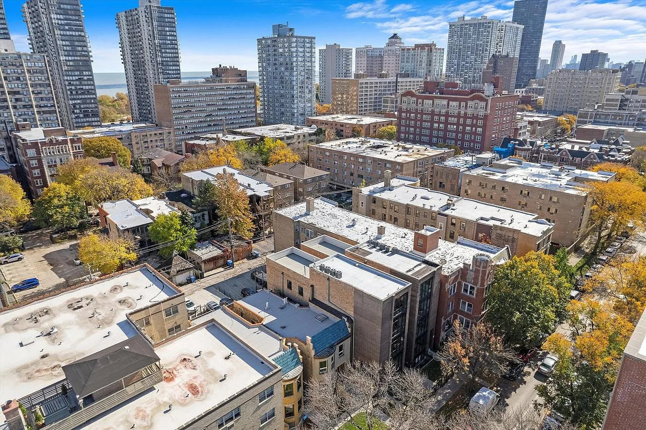 5733 N Winthrop Avenue Penthouse