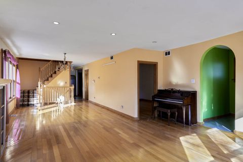 Tiny photo for 6430 N maplewood Street, Chicago, IL 60645 (MLS # 12576146)