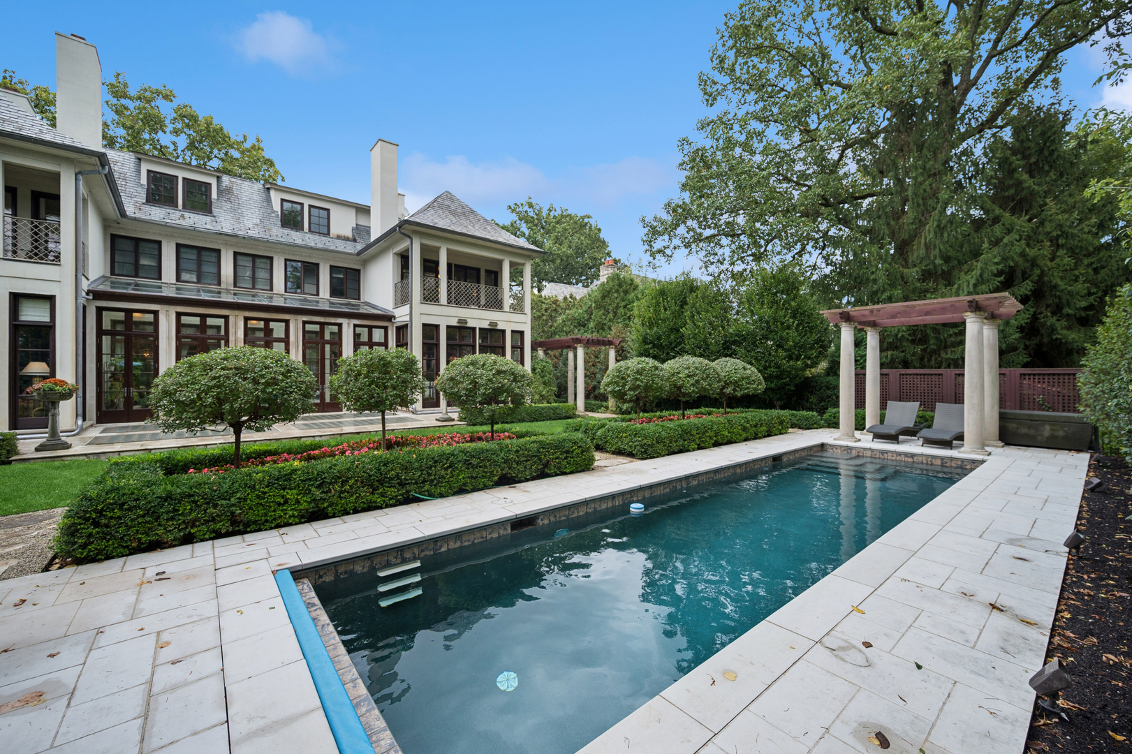 528 Roslyn Road