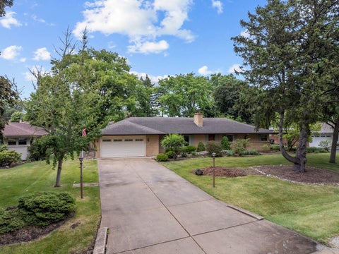 Tiny photo for 29 E Stonegate Drive, Prospect Heights, IL 60070 (MLS # 12628504)