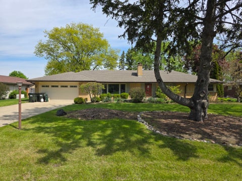 Photo of 29 E Stonegate Drive, Prospect Heights, IL 60070 (MLS # 12628504)