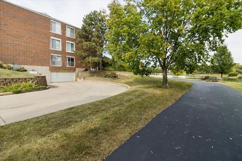Tiny photo for 805 Leicester Road #118, Elk Grove Village, IL 60007 (MLS # 12485560)