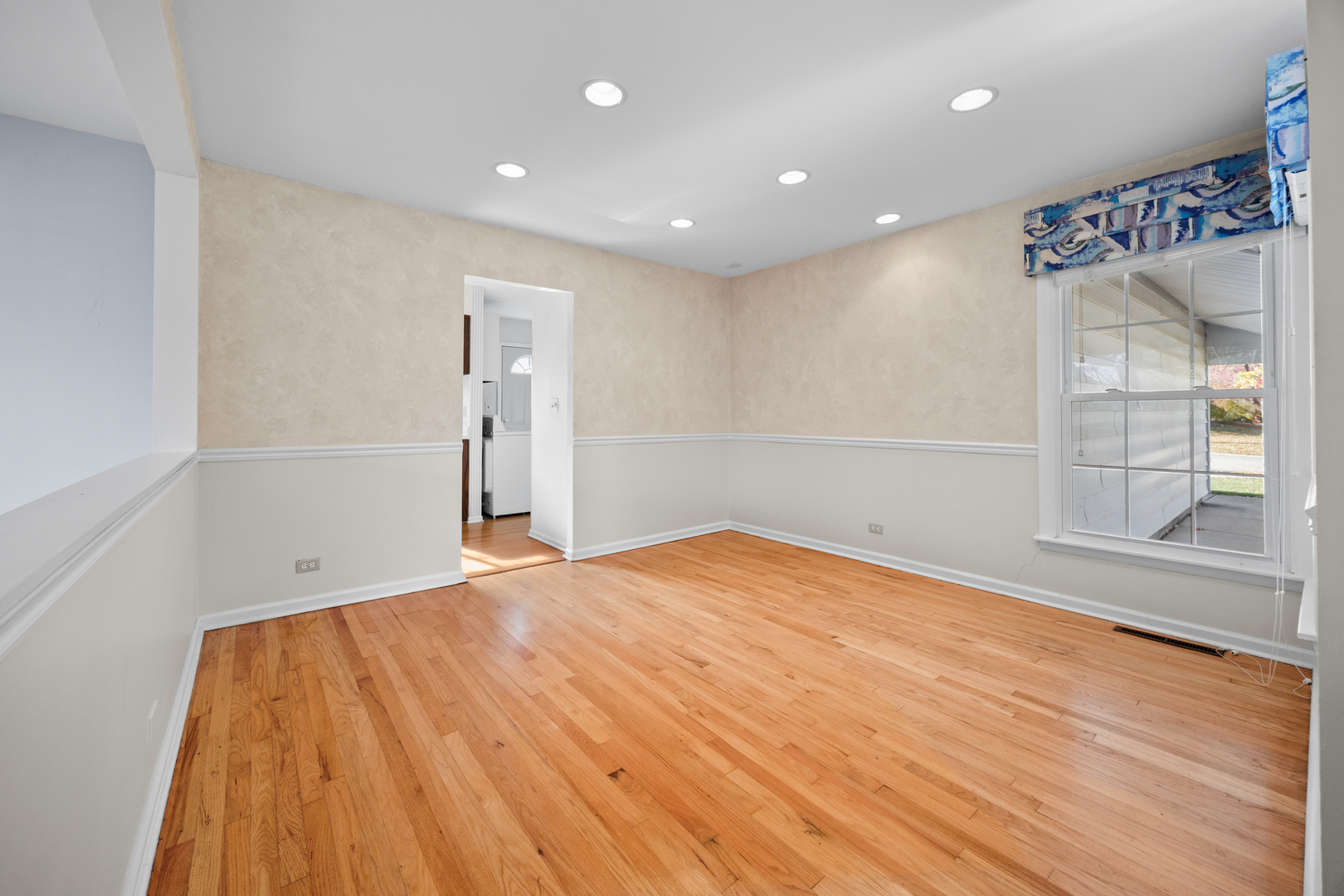 Arlington Heights, Illinois 60004, United States, 3 Bedrooms Bedrooms, ,2 BathroomsBathrooms,Residential,Active,244504