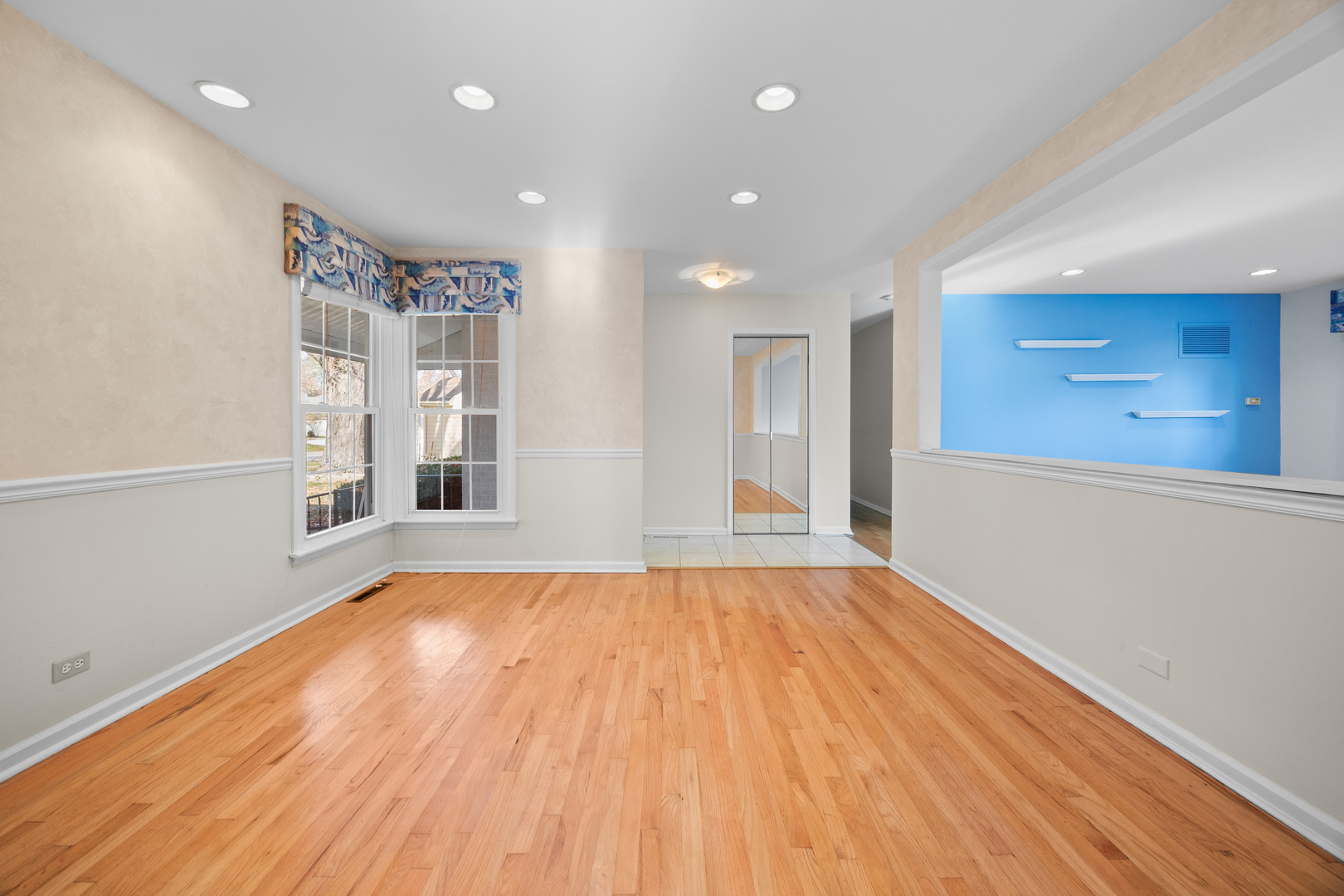 Arlington Heights, Illinois 60004, United States, 3 Bedrooms Bedrooms, ,2 BathroomsBathrooms,Residential,Active,244504