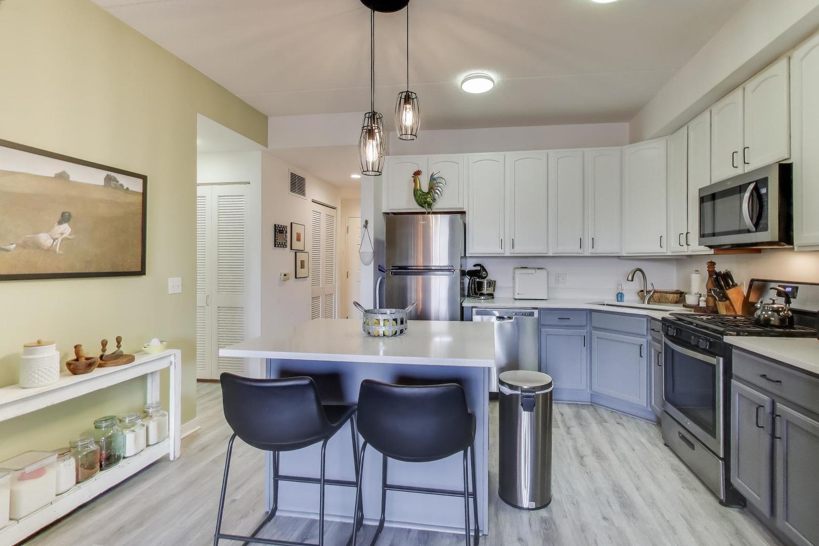 2335 W Belle Plaine Avenue 306