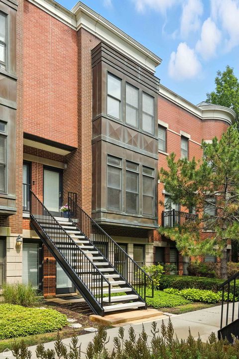 834 W Village Court Chicago IL 60608