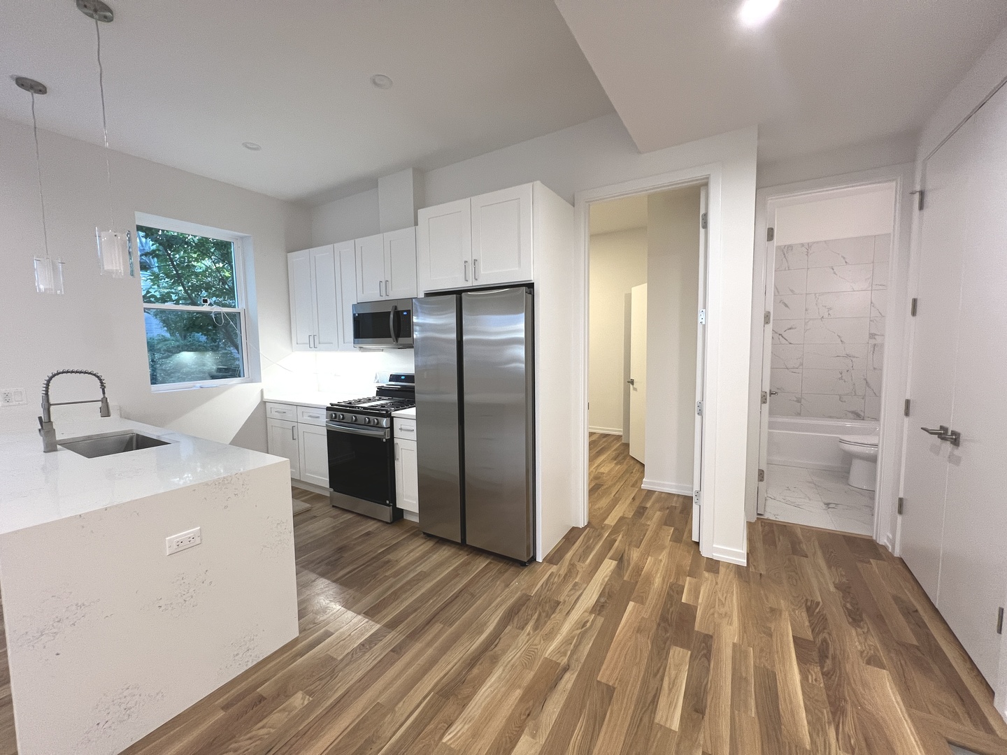 822 N Winchester Avenue 1F