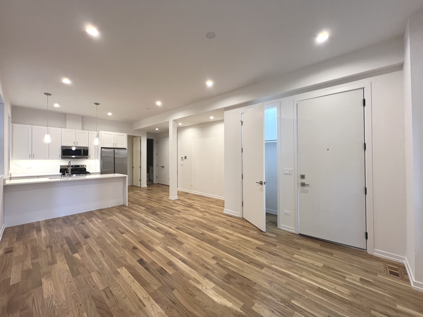 822 N Winchester Avenue 1F