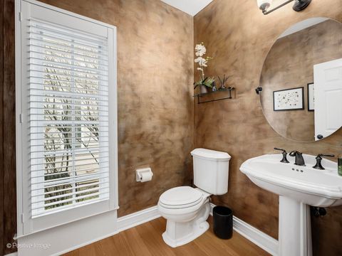 Tiny photo for 525 S Oak Avenue, Westmont, IL 60559 (MLS # 12573030)